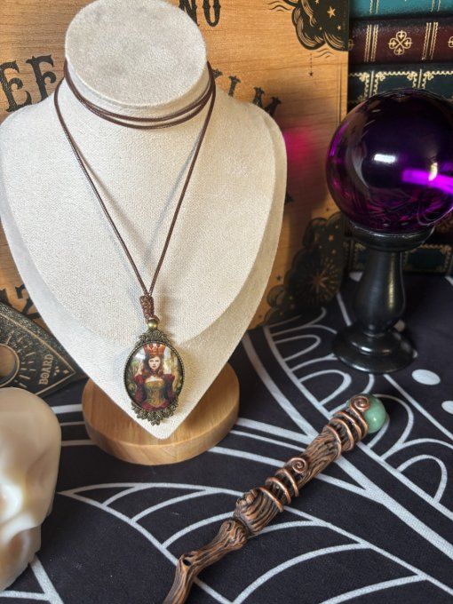 Collier reine Fantasy
