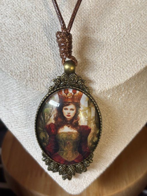 Collier reine Fantasy